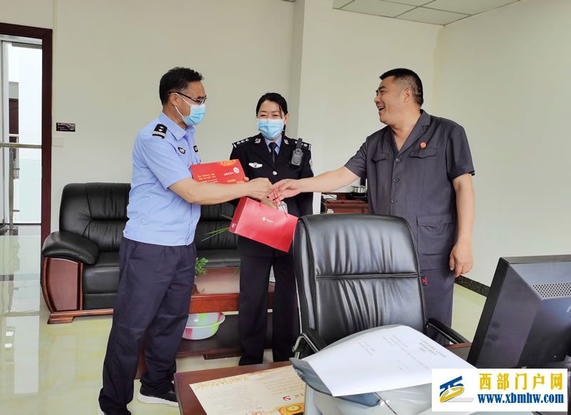 过“政治生日”,强党性意识 ——永善法院机关第一支部为党员过“政治生日”(图2) 11.jpg