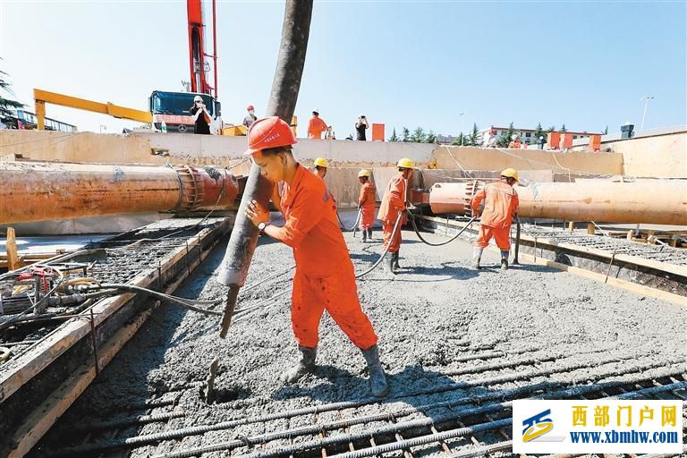 西安地铁1号线三期7座车站全部封顶(图1) 西安地铁1号线三期7座车站全部封顶(图1)