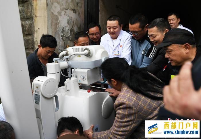 重庆大熊猫软组织损伤 动物园借助园外医疗设备联合医疗专家会诊(图2) 重庆大熊猫软组织损伤 动物园借助园外医疗设备联合医疗专家会诊(图2)