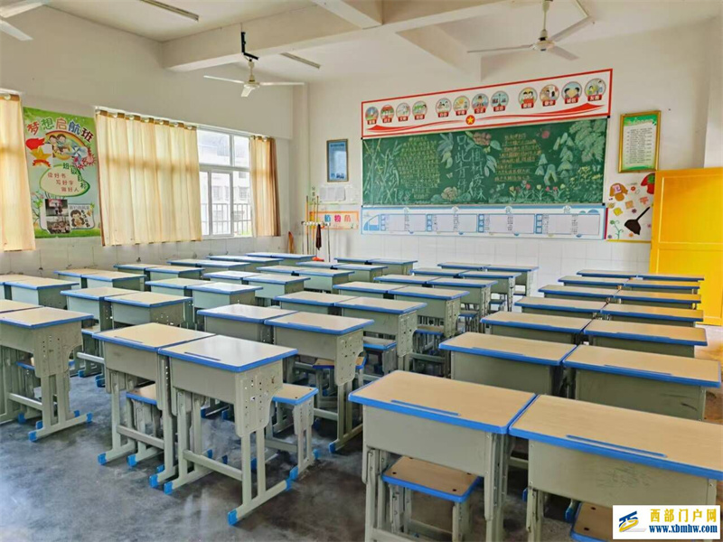 贵州印江实验小学开展校园卫生大扫除活动(图2) U7EUPOH[W)5FNM`AYVJA}83_tmb.jpg