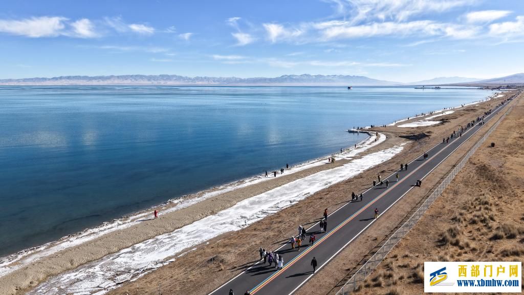 全民健身——徒步青海湖畔(图1)