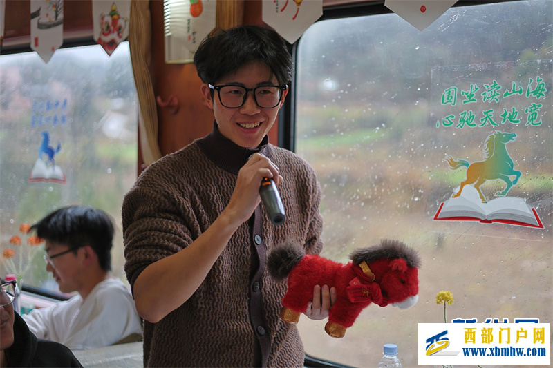 贵阳客运段Z78次“列车书吧”启程(图2)